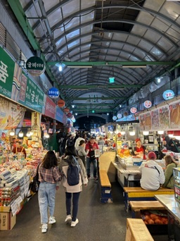 Colorful street food stalls and night market in Seoul